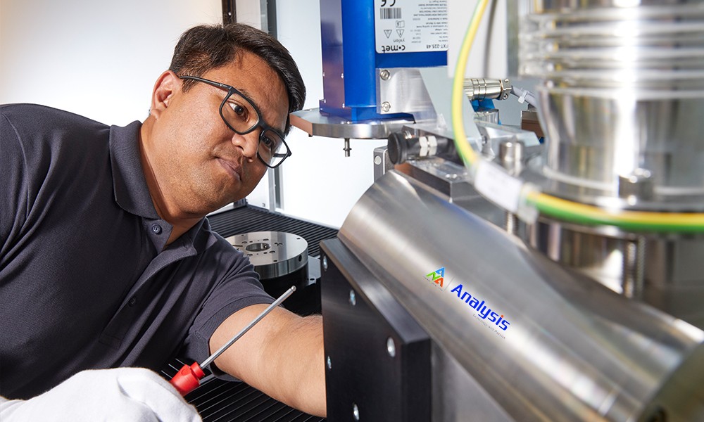 service-engineer-inspecting-comet-yxlon-ff35-ct.jpg 安賽斯多(duō)用(yòng)途高(gāo)分(fēn)辨工(gōng)業(yè)CT系統